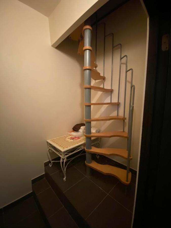 J And R Apartment