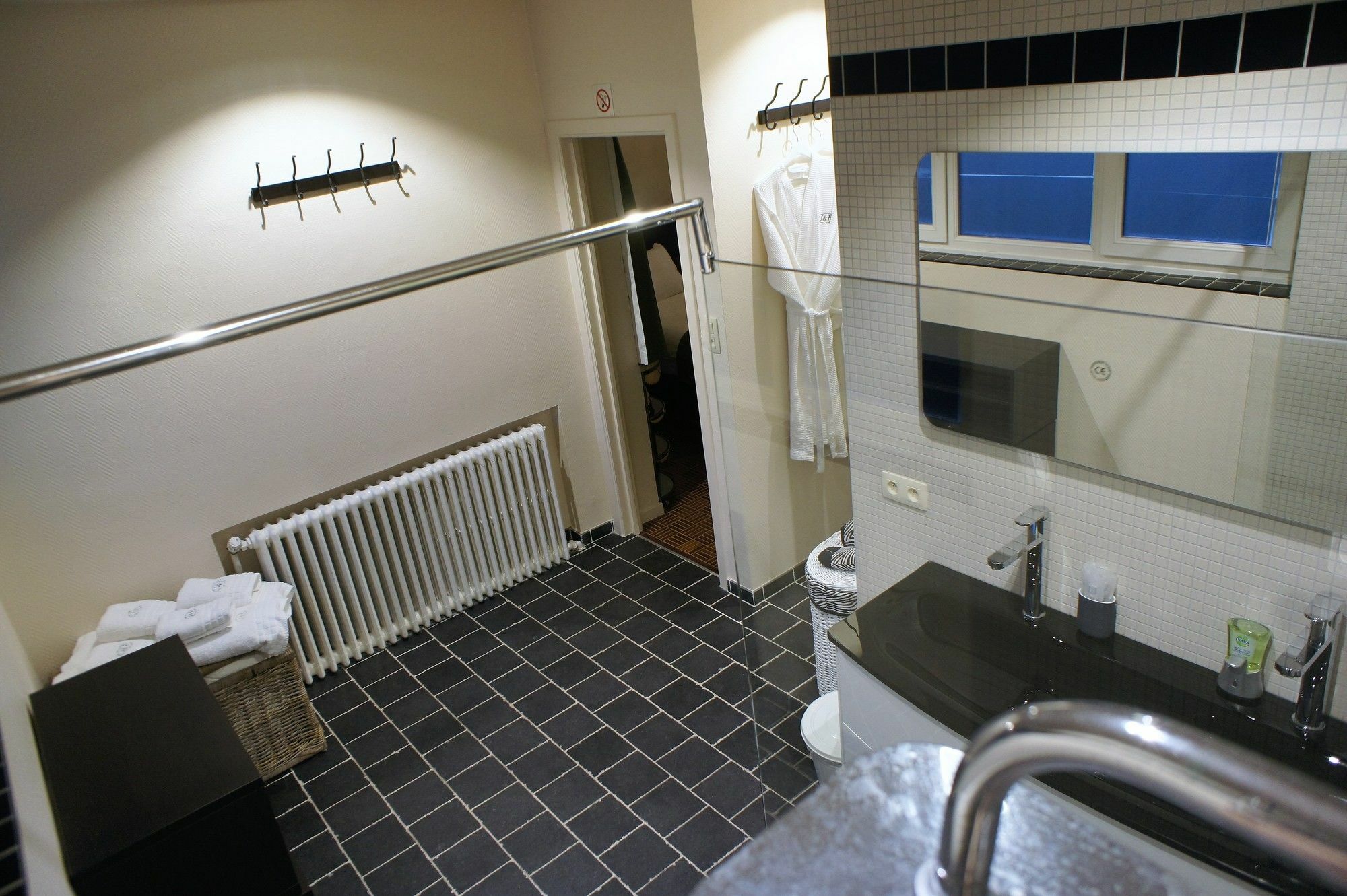 J And R Apartment *