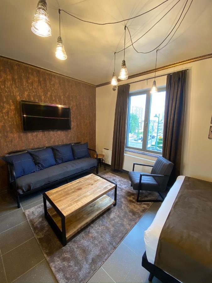 Apartment J And R