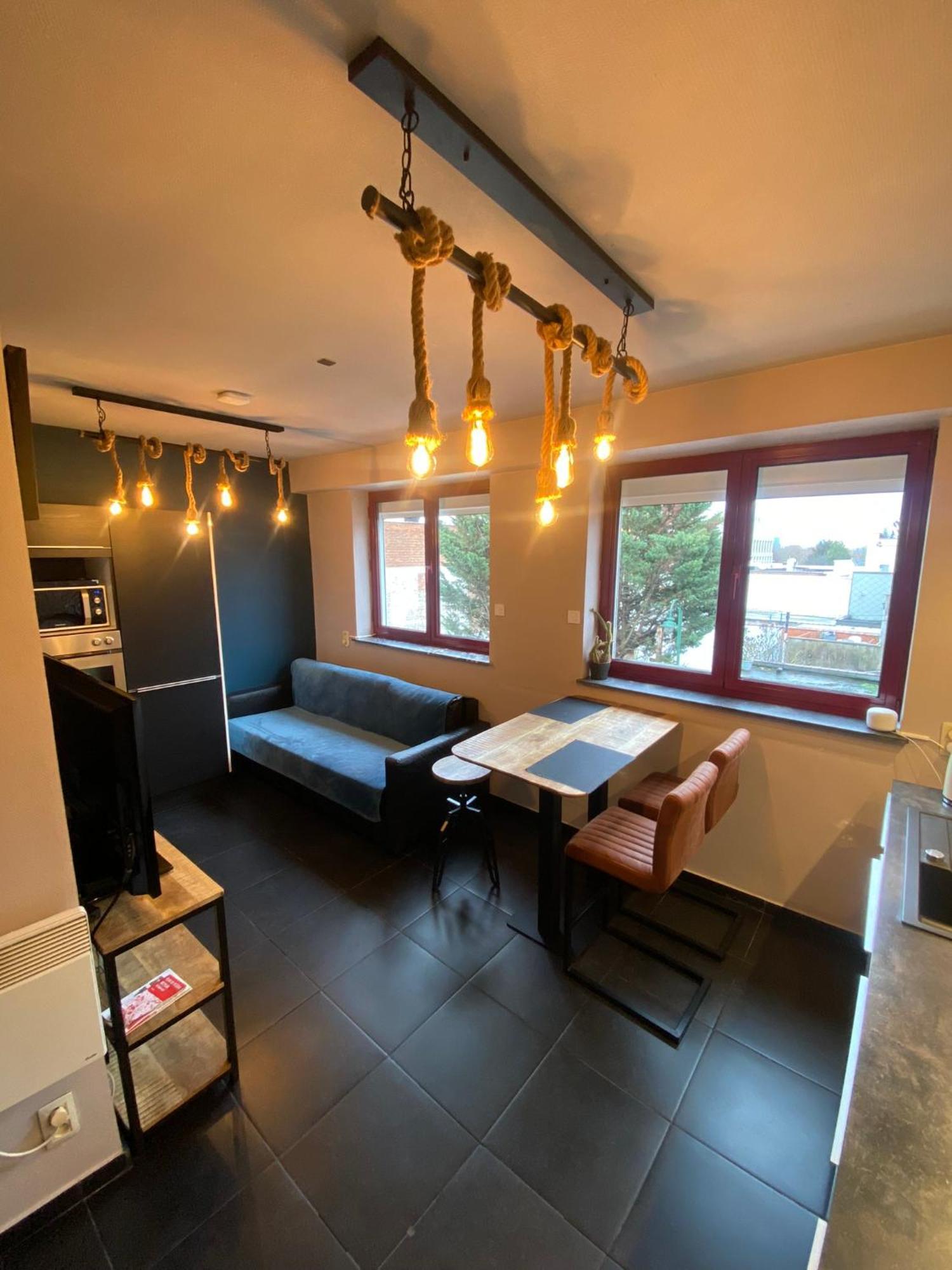 Apartment J And R *
