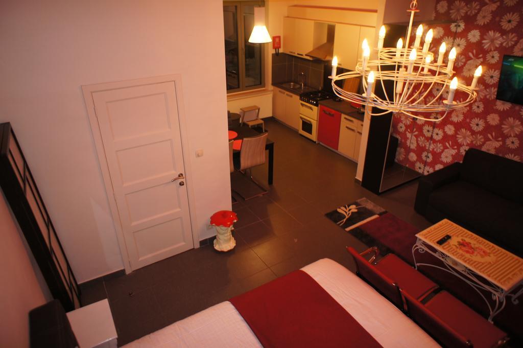 J And R Apartment *