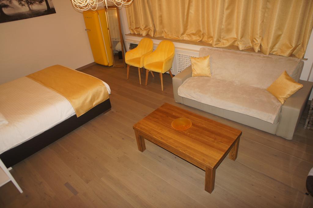 J And R Apartment *