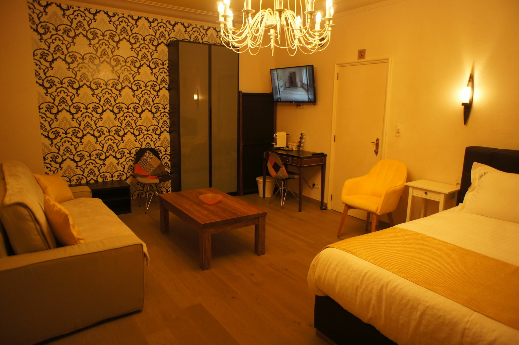 J And R Apartment *